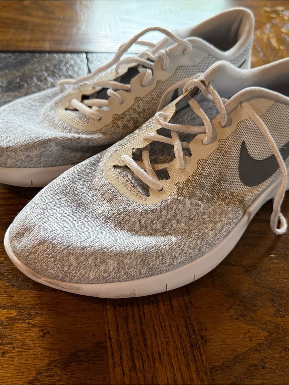 Nike Women's Light Gray and White Athletic Sneakers